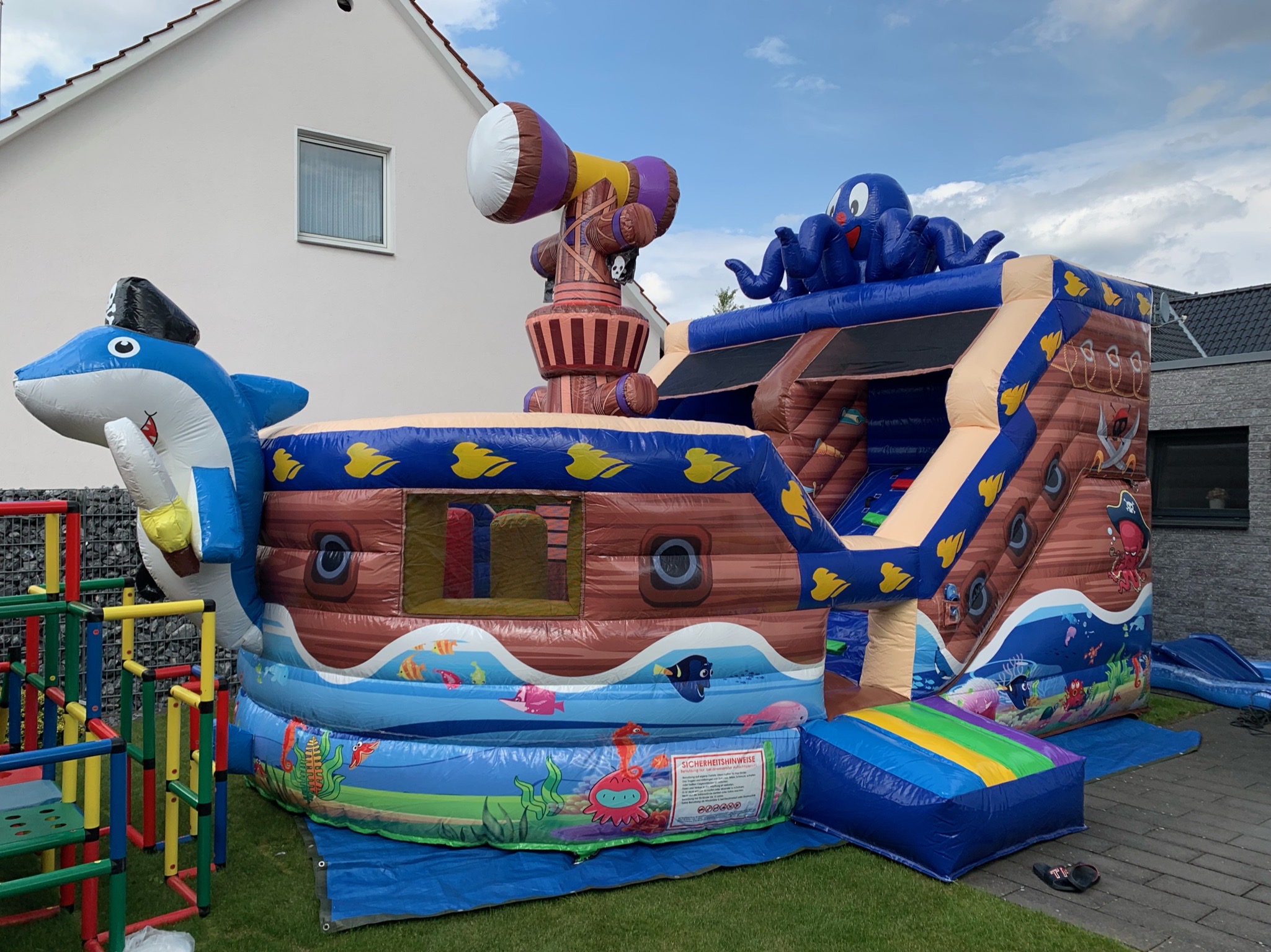 Hüpfburg Piratenschiff mieten – Piraten-Abenteuer für Kindergeburtstage in Gütersloh und Umgebung