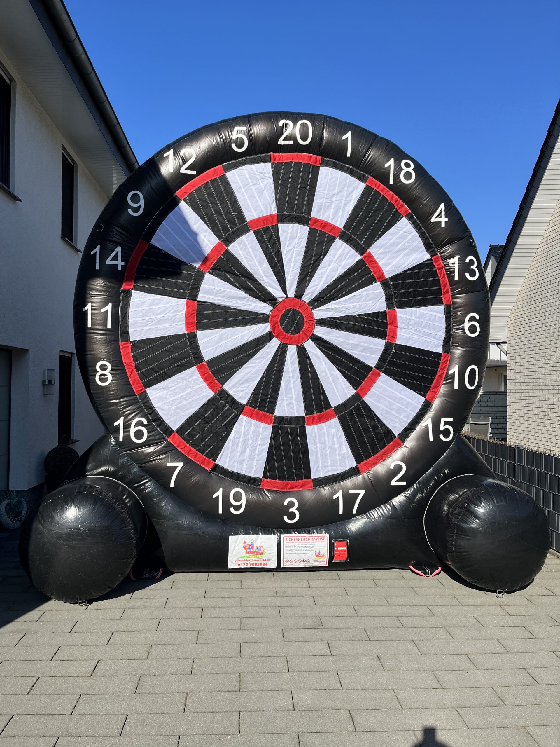 XXL Fußballdarts mieten in Versmold – aufblasbare Dartscheibe mit Klett-Fußbällen für Events im Umkreis 30 km