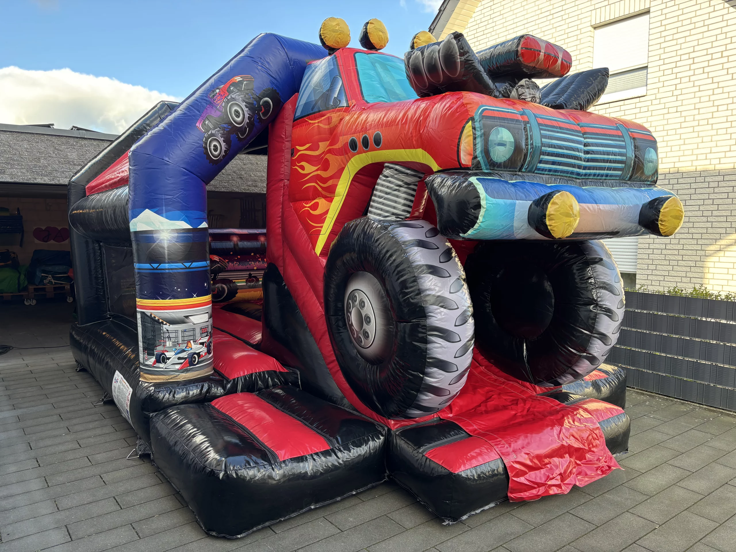 Hüpfburg Monstertruck – Seitenansicht – Lieferung Kreis Gütersloh