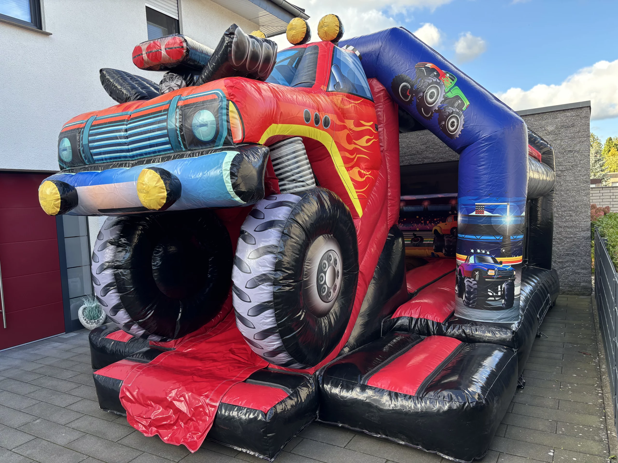 Hüpfburg Monstertruck – Frontansicht – Versmold & Umgebung