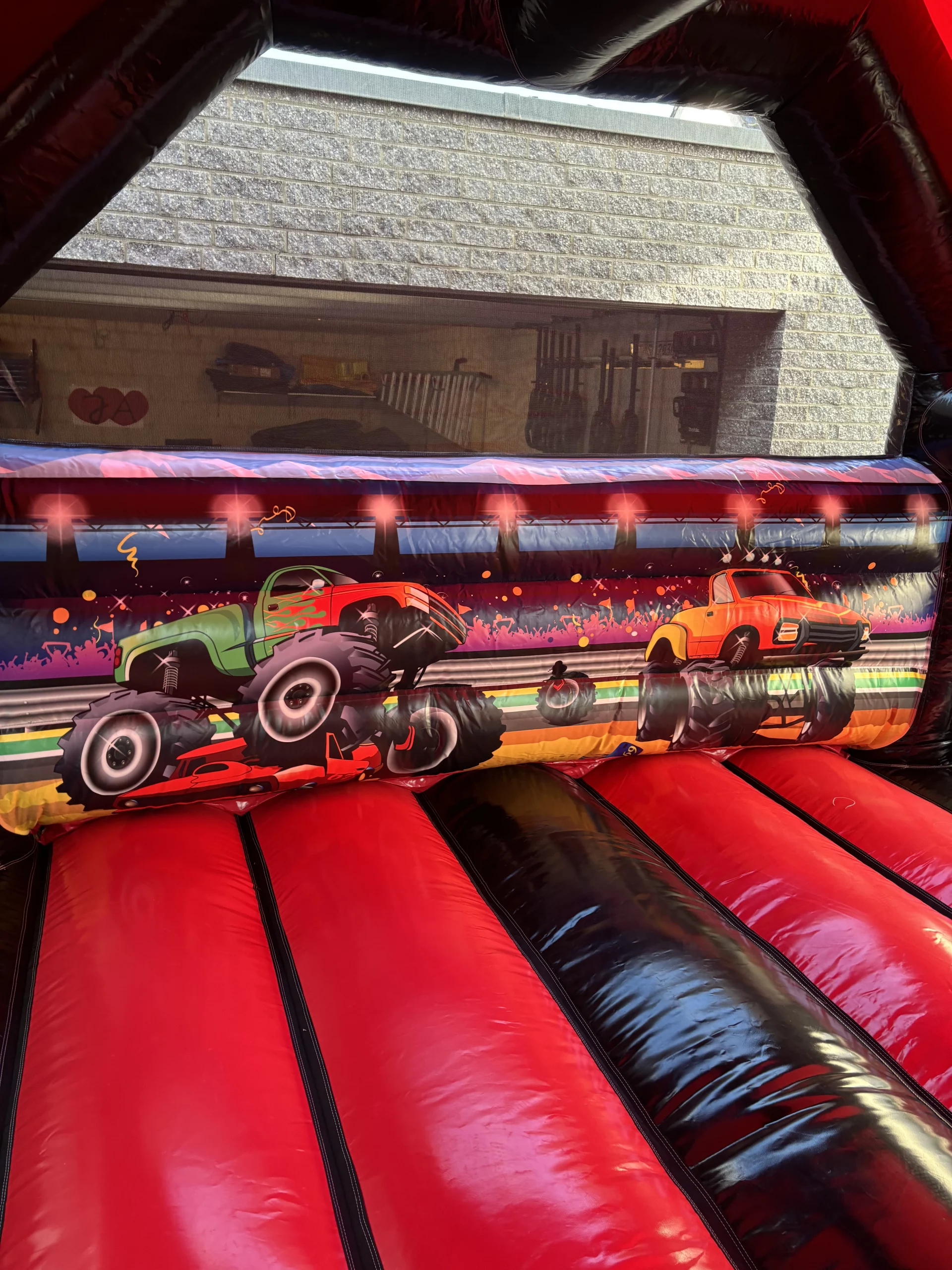 Hüpfburg Monstertruck – Detailmotiv – Party im Garten