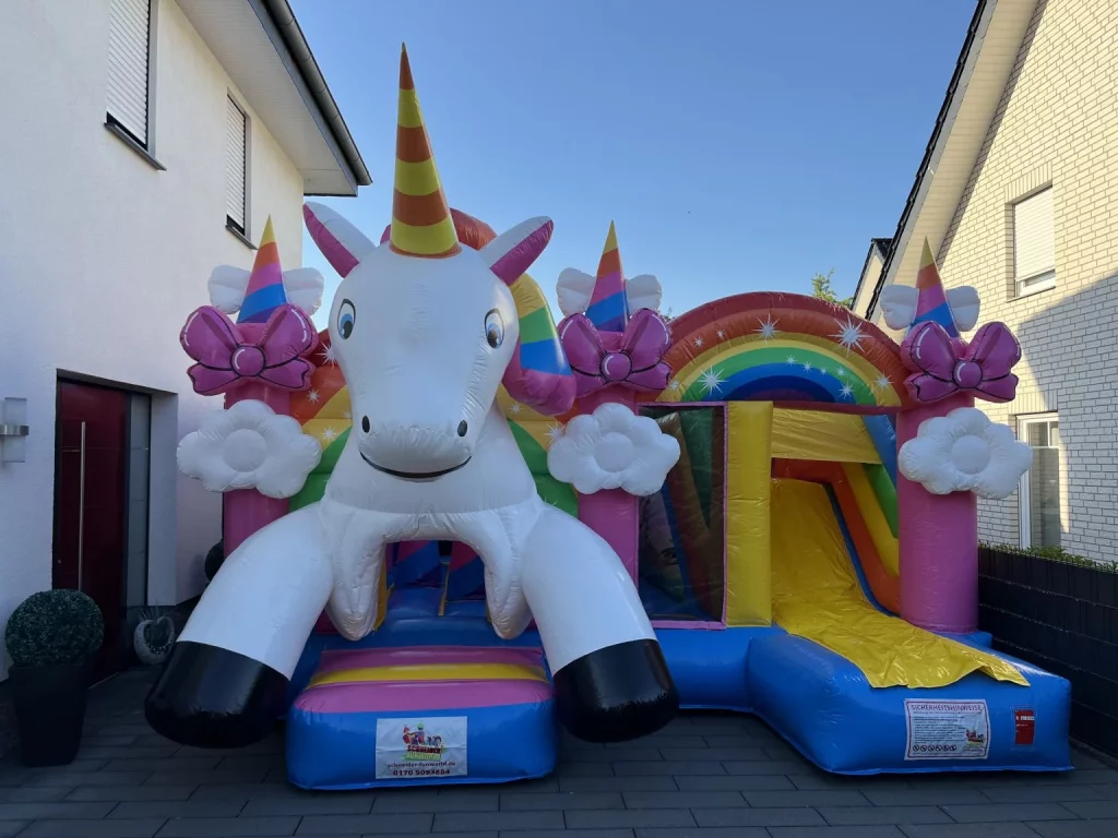 Hüpfburg Einhorn groß aufgebaut im Garten in Borgholzhausen – ideal für Kindergeburtstage und Familienfeiern.
