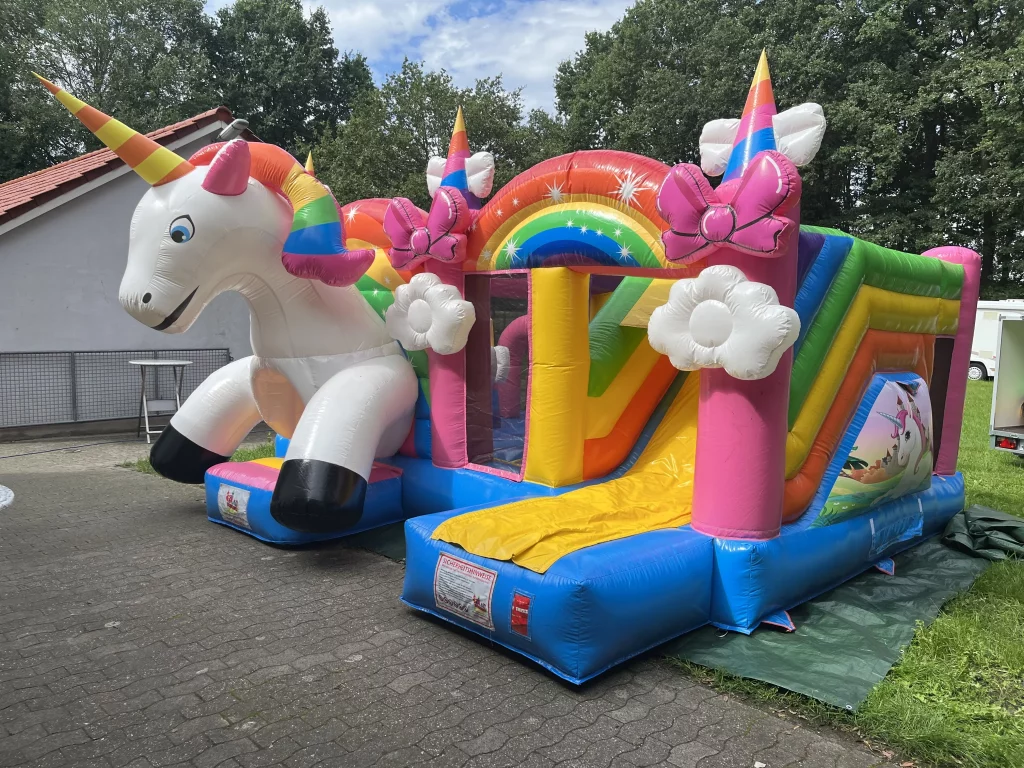 Große Einhorn-Hüpfburg aufgebaut in Halle (Westf.) – beliebt für Kindergeburtstage und Familienfeiern.
