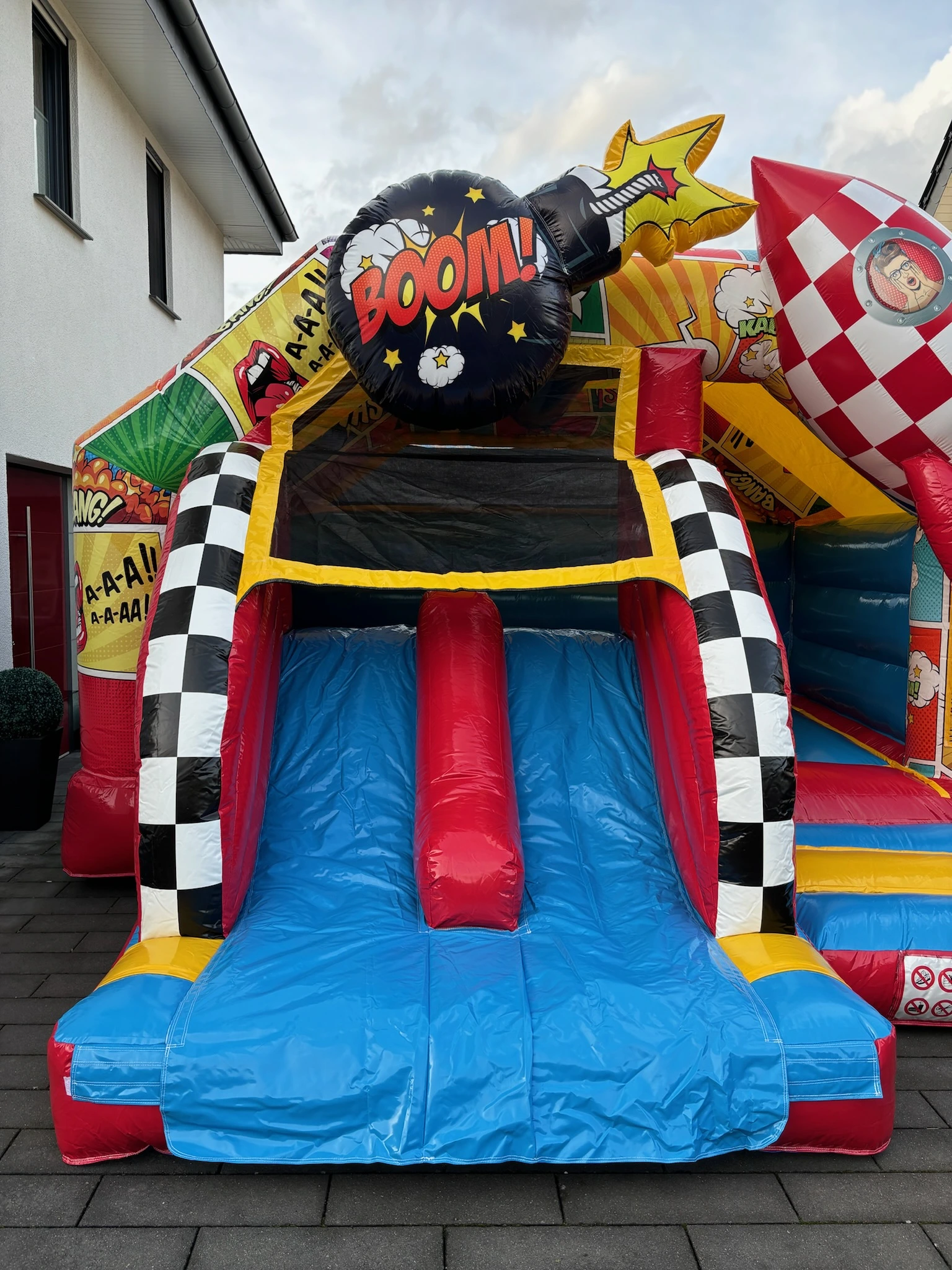 Hüpfburg Comic – Seitenansicht – Lieferung Kreis Gütersloh