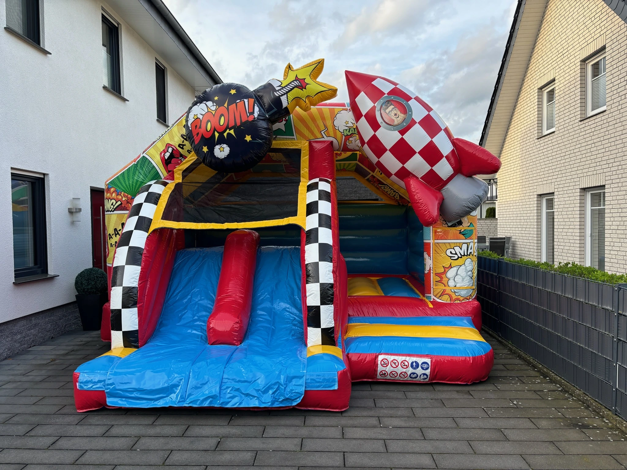 Hüpfburg Comic – Frontansicht – Versmold & Umgebung