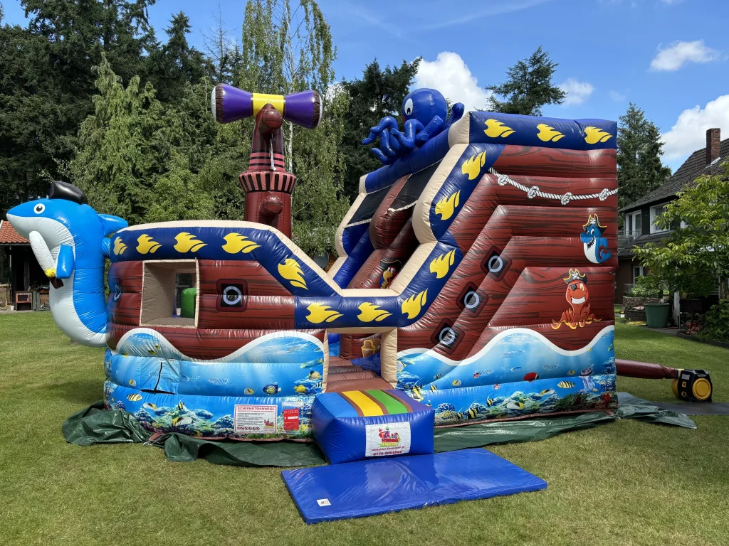 Hüpfburg Piratenschiff bei einem Kindergeburtstag in Gütersloh – sicher aufgebaut und ideal für Gartenfeste.