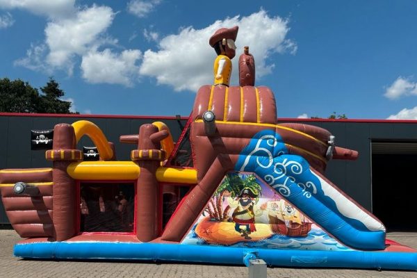 Hindernisparcours Piratenboot mieten