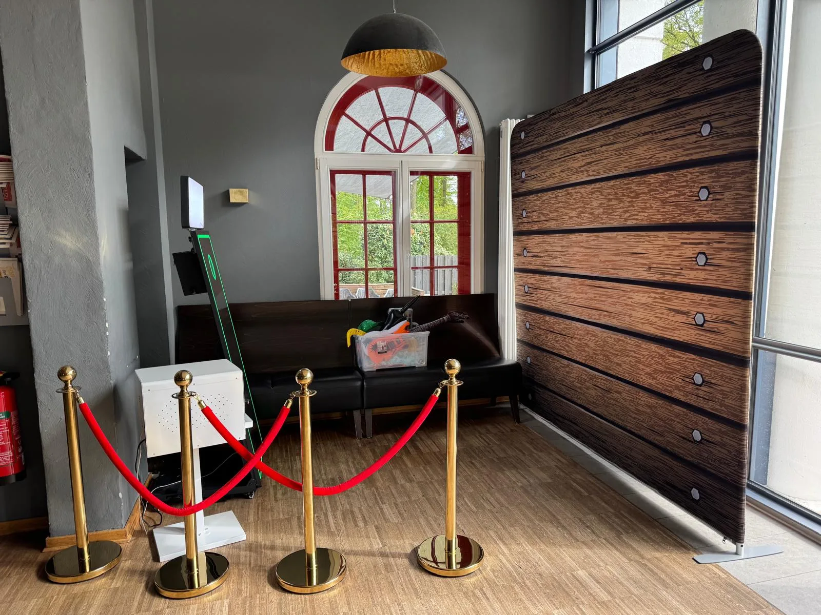 Magic Mirror Aufbau mit Rückwand, Requisiten und Druckerbox