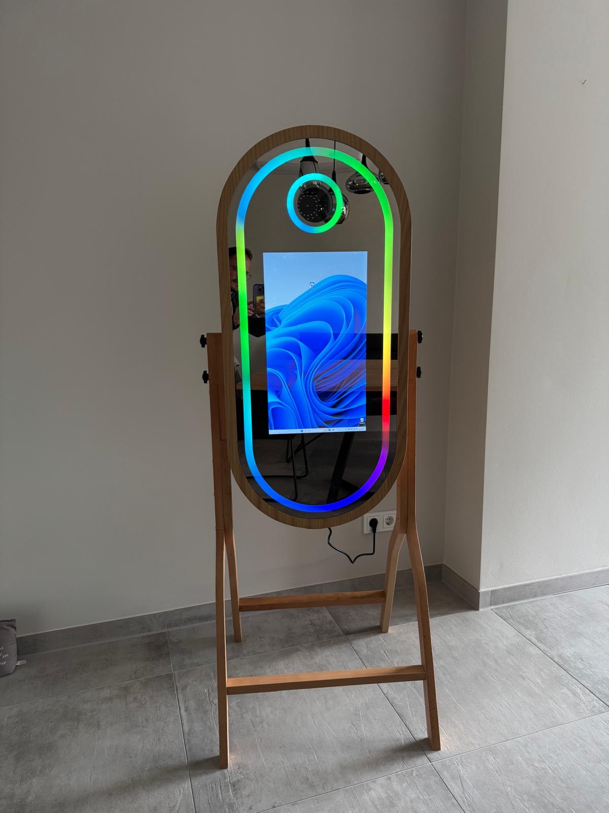 Frontansicht des Holz-Fotospiegels mit LED-Rahmen